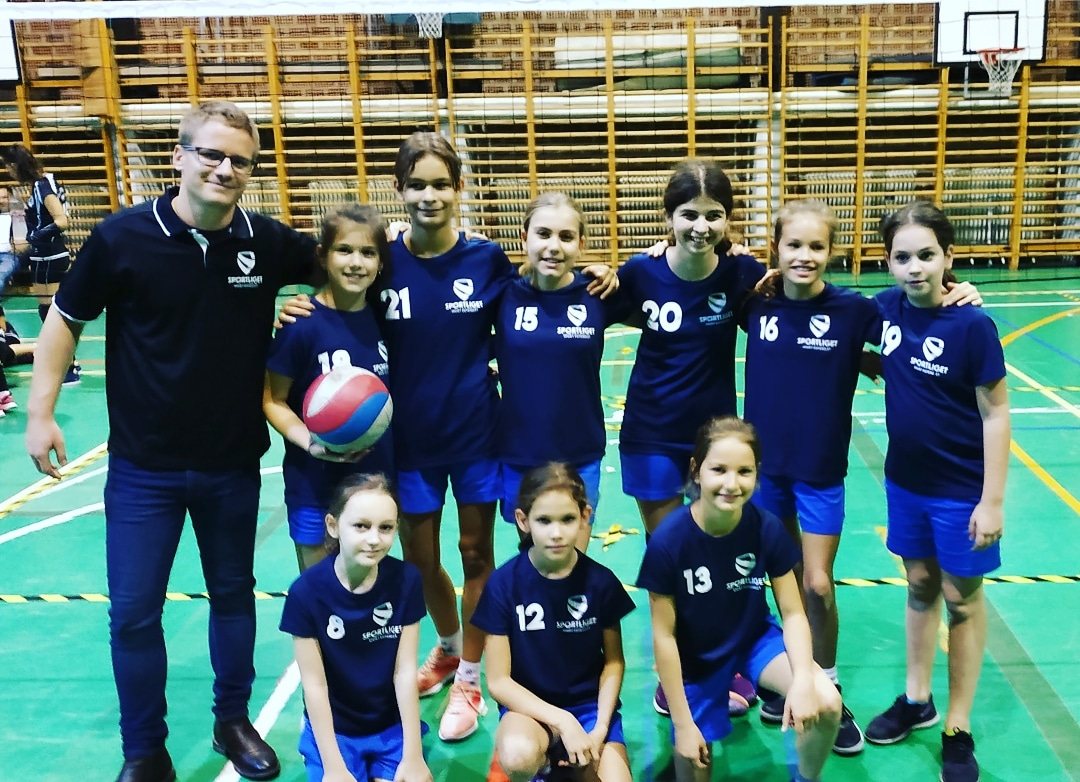 Belvárosi Röpi Suli csapata röplabdaedzésen