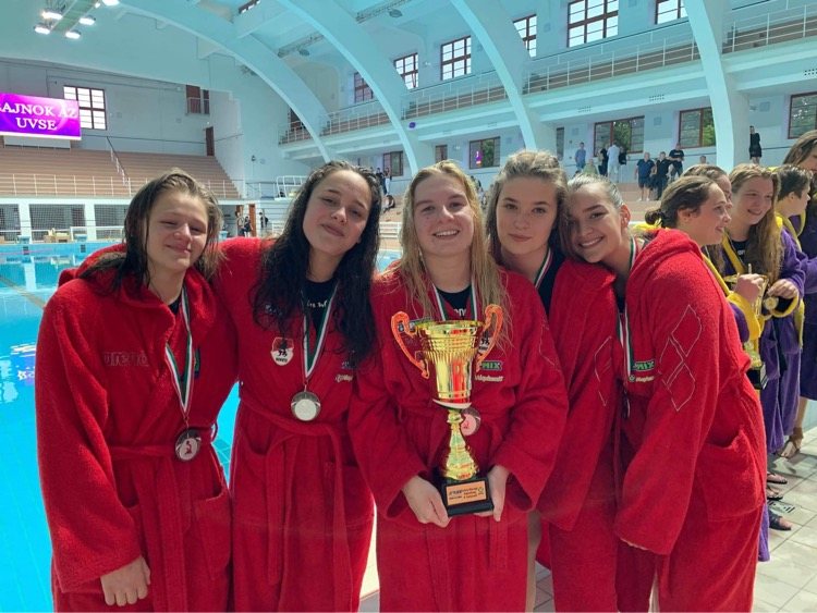 POLO Sport Club csapata éremmel és kupával